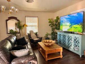 a living room with a couch and a flat screen tv at Lux Modern 3BR King Bed Smart TV PetFriendly in Killeen