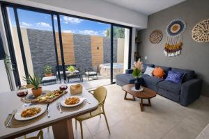 a living room with a table with food on it at Depto nuevo de lujo en PB|Terraza con jacuzzi |Gym in Guadalajara