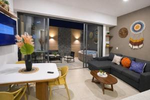 a living room with a couch and a table at Depto nuevo de lujo en PB|Terraza con jacuzzi |Gym in Guadalajara