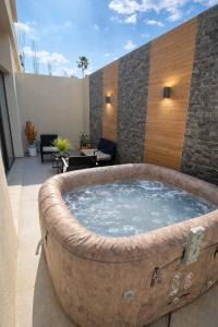 a jacuzzi tub in the middle of a patio at Depto nuevo de lujo en PB|Terraza con jacuzzi |Gym in Guadalajara