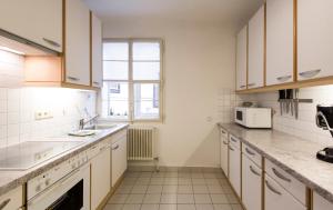 Кухня або міні-кухня у Next2Mozart-Apartment