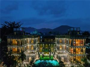 an image of a mansion at night at Zishui Qinglu Manor in Sanya