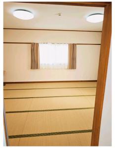 a view of a gymnasium with a window at 梅田 天王寺へ電車一本 福宿平野 in Osaka