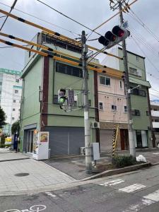 a traffic light in front of a building at 梅田 天王寺へ電車一本 福宿平野 in Osaka