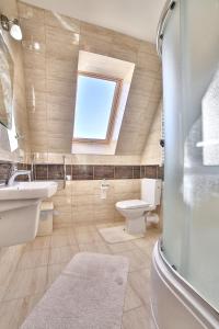 ゾンプにあるPokoje Mrowcaのバスルーム(洗面台、トイレ付)、窓が備わります。