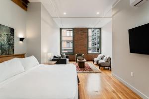 ein Schlafzimmer mit Bett und ein Wohnzimmer in der Unterkunft Block House in Vancouver