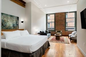 ein Schlafzimmer mit Bett und ein Wohnzimmer in der Unterkunft Block House in Vancouver