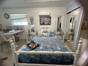 a bedroom with a bed and a kitchen and a sink at Studio Wendy in Bradenton