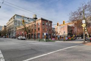 eine leere Stadtstraße mit einer Ampel und Gebäuden in der Unterkunft Block House in Vancouver