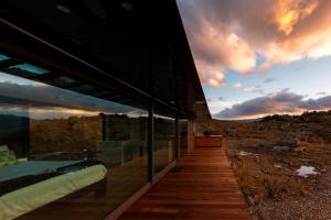 a house with a view of the desert at sunset at Haurapa PurePod in Cromwell