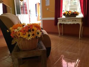 a vase of flowers sitting on a table in a room at Hotel Los Faroles, Villa del Carbón in Villa del Carbón