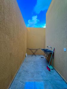 a corner of a room with a wall and a table at Casa Grande e Climatizada in Campo Grande