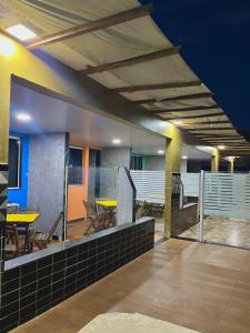 a room with a balcony with a table and chairs at Pousada & Espaço Orlla 39 in Maricá +1 photo