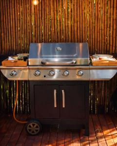 a grill with a sink on top of it at Omghat Glamping - Domo Sarasvasti in El Peñol