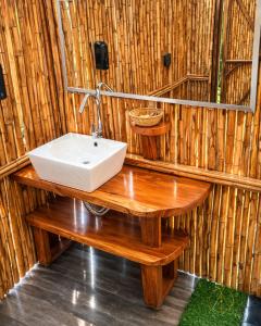 a bathroom with a sink on a wooden table at Omghat Glamping - Domo Sarasvasti in El Peñol