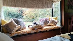 a window seat with pillows sitting in front of a window at Casa Refugio Relajante in Pirque