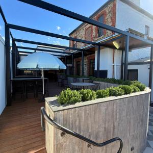 eine Terrasse mit Sonnenschirm, Tisch und Stühlen in der Unterkunft Fed Hotel in Semaphore + 16 Fotos