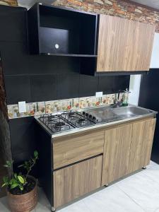 a kitchen with a stove and a counter top at Apartamento de lujo con jacuzzi en Jericó in Jericó