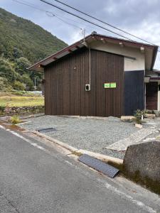Utsikt mot fjell, enten fra leiligheten eller fra et annet sted