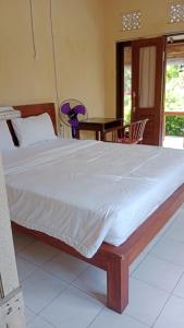 a large bed in a room with a table at House market in Sidemen