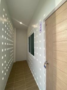 a hallway with a door and a window at PRIMENINe in Ban Ru Sa Mi Lae