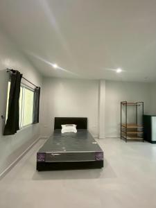 a room with a bed in the middle of it at PRIMENINe in Ban Ru Sa Mi Lae