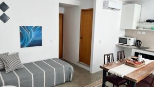 a small room with a table and a bed at DEPARTAMENTO dos dormitorios en Martinez, cercano a CABA, zona clinicas y oficinas, con AA y Wifi, ideal familias in Martínez