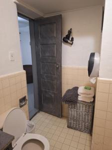 a bathroom with a toilet and a door with towels at Casa en La zona Centro de la Ciudad in Ciudad Juárez +20 photos