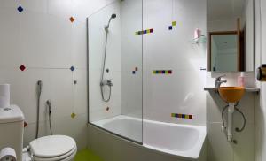 a white bathroom with a shower and a toilet at DEPARTAMENTO dos dormitorios en Martinez, cercano a CABA, zona clinicas y oficinas, con AA y Wifi, ideal familias in Martínez