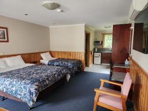 a hotel room with two beds and a kitchen at Kentish Hills Retreat in Sheffield
