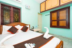 a bedroom with a bed with a swan on it at Karthees Homestay in Rāmeswaram