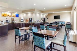 a restaurant with tables and chairs and a bar at Comfort Inn & Suites Temple - Medical Center in Temple