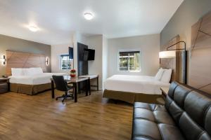 a hotel room with two beds and a couch at Quality Inn Yuba City-Marysville in Yuba City +55 photos