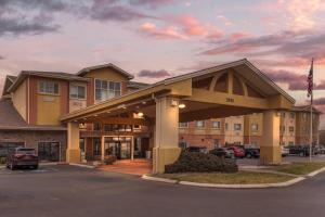 a hotel building with a parking lot in front of it at Comfort Suites Boise West Meridian in Meridian
