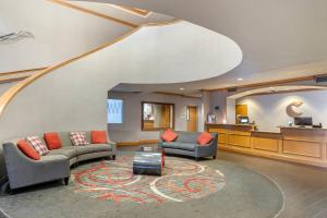 a lobby with two couches and a waiting room at Comfort Suites Boise West Meridian in Meridian