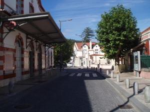 een geplaveide straat in een stad met gebouwen bij Espaco Edla in Sintra