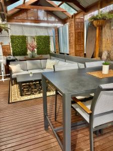 ein Wohnzimmer mit einem Tisch und einem Sofa in der Unterkunft Rustic on 13th in Gawler + 7 Fotos