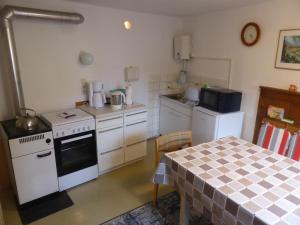a small kitchen with a stove and a table at Casa Wüstner in Dinkelsbühl +2 photos