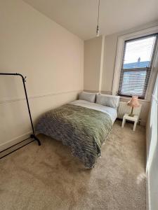 a bedroom with a bed in the corner of a room at Spacious 2 BR Flat in Gateshead - Free Parking in Gateshead