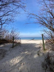 a sandy beach with the ocean in the background at Sternik Dom gościnny in Niechorze