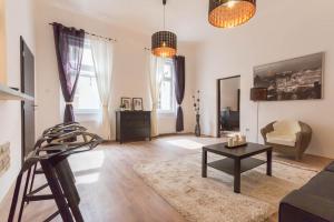 ブダペストにあるLuxury Apartment by Hi5-Városház Suiteのリビングルーム(ソファ、テーブル付)