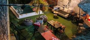 Draufsicht auf ein Wohnzimmer mit Pool in der Unterkunft Happy Monkey Hostel in El Nido