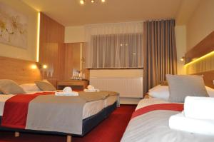 Łóżko lub łóżka w pokoju w obiekcie Pass Hotel