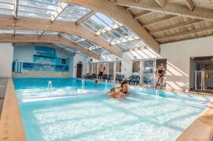 a group of people in a swimming pool at ZEcamping chiens acceptés animations parc aquatique in Saint-Hilaire-de-Riez