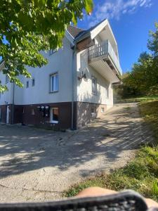 a building with a balcony on the side of it at Bergluft TOP 1 Modern Apartment with 2 bedrooms 1 hour from Vienna Parking & 24 hour Self Check-in in Grafenbach