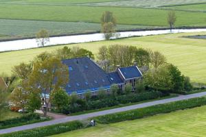 an aerial view of a house in a field at Gast op stal nabij Leeuwarden in Wyns