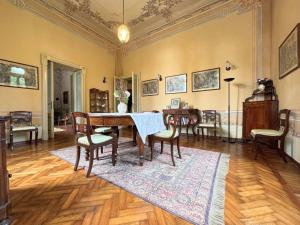 a dining room with a table and chairs at Villa Cervi in Ronco Todeschino