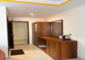 a room with a wooden desk and a mirror at VedaVibe Tapovan in Rishīkesh