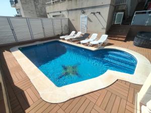 a swimming pool with chairs and a starfish in it at BEACH HOUSE. CASA CON PISCINA PRIVADA in Calafell