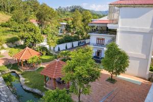 an aerial view of a building and a river at Sơn Lâm Hotel in Chợ Hiếu